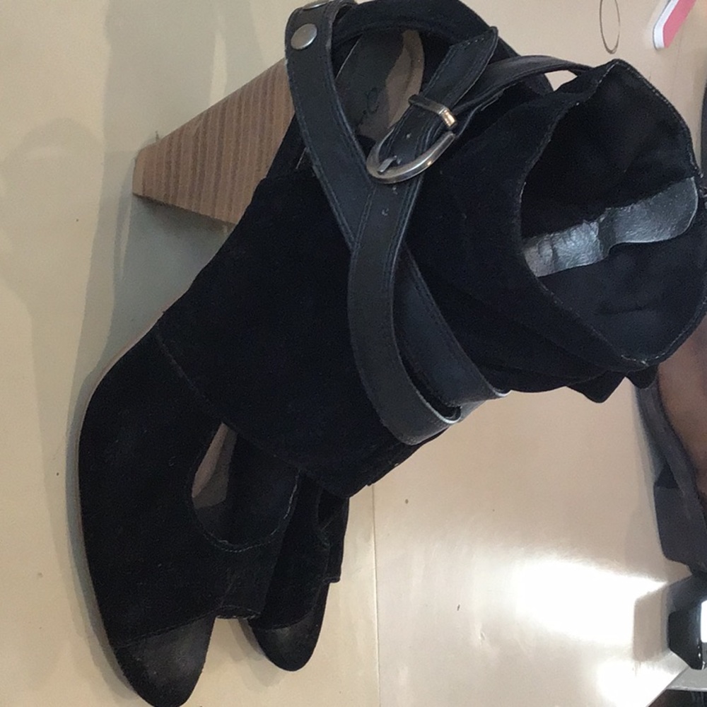 Women’s black strappy suede shoes with wood wedge - Picture 2 of 4